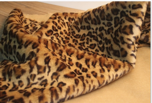 高档仿豹纹毛仿动物皮草布料服装帽子，包包车垫背景，布装饰(布装饰)沙发地毯