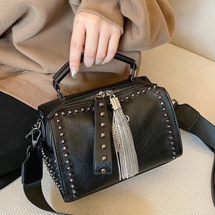 枕头包包女2023韩版潮铆钉手提包，休闲软皮宽带单肩斜挎包