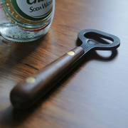 触造胡桃木柄开瓶器定制手工锻造铁，打出啤酒起子复古原创设计