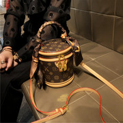 香港品牌包包女斜挎包2024时尚高级感手提水桶，包复古(包复古)真皮单肩小包