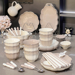 高级感碗碟套装家用陶瓷，盘子釉下彩奶油风餐具，碗盘轻奢高档米饭碗