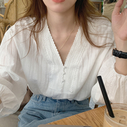 韩国chic洋气温柔蕾丝花边拼接设计V领包边扣宽松泡泡袖衬衫上衣