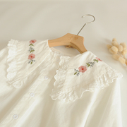 春季日系学院风粉色花朵刺绣蕾丝娃娃领白色长袖衬衫女衬衣