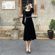 赫本风法式黑色连衣裙女2023年秋季长袖金丝绒裙子方领小黑裙
