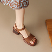 复古真皮罗马凉鞋，女夏季露趾粗跟一字带棕色，简约软底中跟鱼嘴