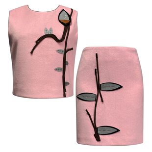 品牌折扣两件套粉红色羊毛呢套裙女春秋修身立体贴花背心包臀短裙