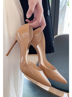 高跟鞋女2024年法式小众设计感裸色漆皮尖头侧空细跟职业单鞋