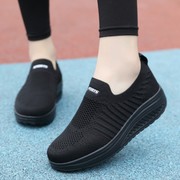 春季一脚蹬妈妈女鞋运动鞋，韩版百搭防滑跑步鞋网面，透气黑色休闲鞋