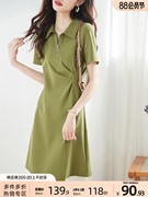 Polo领绿色连衣裙2023夏设计感小众高腰显瘦A字褶皱裙女
