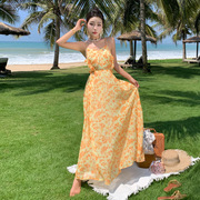 度假风碎花连衣裙，收腰显瘦露背绑带吊带裙，氛围感黄色沙滩裙长裙