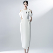 越南DE NIO设计师品牌 2022冬季白色露肩高收腰气质优雅长裙