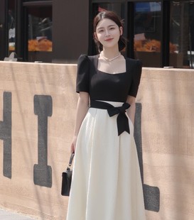 罗马假日2024夏季法式设计感赫本风，黑白拼接显瘦连衣裙女