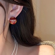 小众高级感精致简约个性字母半球耳钉女银针轻奢甜美新年红色耳环