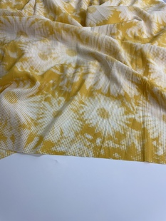 E647夏季黄底白色印花聚酯纤维布头 柔软垂坠弹力连衣裙上衣面料