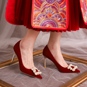 珍珠方扣婚鞋冬季女中式秀禾婚纱两穿红色，礼服新娘高跟鞋