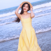 多巴胺穿搭黄色吊带连衣裙法式海边度假风露背性感中长款裙子夏