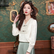 新中式v领缎面金属蝴蝶扣亮片衬衫，女设计感国风印花宽松时髦上衣