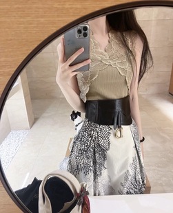 林悠神采比美貌重要 罕见的灰棕蕾丝+Dio腰带+浪漫印花伞裙