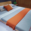 现代样板房间黑色橘色搭毯蓝色搭巾沙发，床尾毯黄色，床白色盖毯装饰