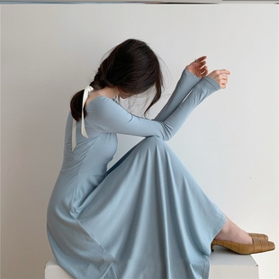 连衣裙2021蓝色方领长袖针织连衣裙女温柔裙A字过膝中长裙。