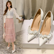白色法式婚鞋女细跟尖头绸缎秀禾花朵新娘鞋高跟伴娘单鞋
