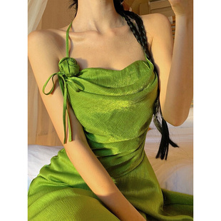 高货绿色缎面感挂脖吊带连衣裙，女夏季垂感显瘦褶皱海边度假沙滩长