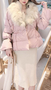 粉色大毛领白鸭绒(白鸭绒，)抗寒短款羽绒服女冬季黑色修身收腰带加厚外套