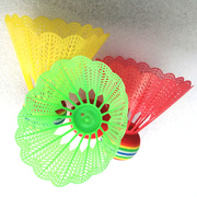 。羽毛球儿童塑料羽毛球，小圆球儿童羽毛球，塑料羽毛球大圆拍配球