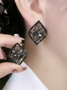 气质黑色菱形水晶耳环网红时尚小众设计高级感银针防过敏耳钉