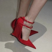 巴黎时装秀红色漆皮坡跟高跟鞋女2024尖头性感浅口玛丽珍单鞋
