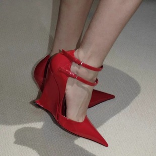 巴黎时装秀红色漆皮坡跟高跟鞋女2024尖头性感浅口玛丽珍单鞋