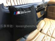 宝马m车用抱枕被布面黑色蓝色多用途，空调被靠垫被两用款