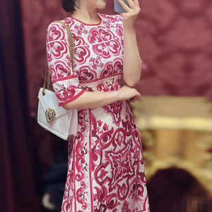 通勤气质真丝裙，2023夏酒红色陶瓷印花圆领短袖连衣裙修身显瘦裙子