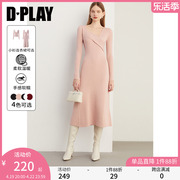 DPLAY春优雅气质V领粉色领口斜搭片设计修身长款大摆长袖连衣裙