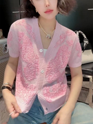 欧货重工刺绣提花v领粉色单排扣短袖针织衫宽松时尚洋气减龄女