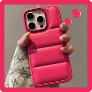简约玫红色面包羽绒服皮纹适用iphone14promax手机壳苹果15pro网红14pro个性15创意12高级感13防摔保护套
