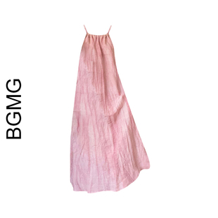 慵懒风粉色吊带连衣裙，女夏季宽松显瘦大摆裙褶皱无袖削肩长裙