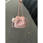 小众可爱链条水桶包包女2024高级质感洋气粉红色单肩斜挎小包
