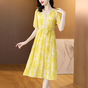 夏季黄色碎花温柔风连衣裙法式印花V领显瘦遮肉短袖中长裙子
