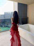 红色性感不规则裙摆设计感连衣裙女夏季一字，领抹胸辣妹长裙