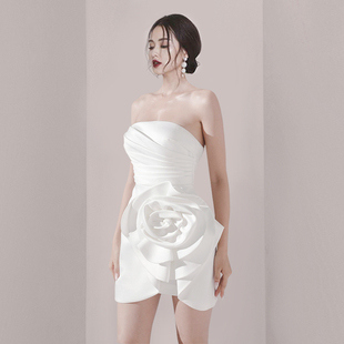 白色缎面抹胸连衣裙短裙，女性感气质不规则，设计感立体花朵晚礼服
