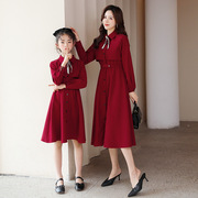 亲子装2022秋装中国风复古文艺酒红色中长款亲子连衣裙母女裙