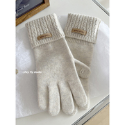 含羊毛触感很好的五指手套，女秋冬季保暖分指可触屏开孔护手防寒