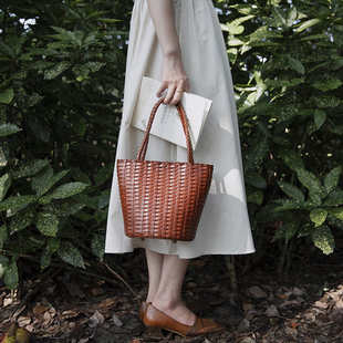 法式小众设计手工牛皮编织包女夏真皮小号手提包，小包水桶包菜篮子