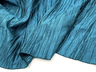 时装褶皱凹造型设计宝石蓝，光泽廓形不规则褶皱，面料半裙风衣布料