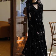 今年流行复古优雅v领黑色丝绒刺绣连衣裙2024气质，内搭长裙子