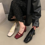香港法式气质复古单鞋，女2023秋季粗跟黑色，方头百搭红色高跟鞋
