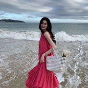 三亚旅行沙滩裙女夏玫红色，挂脖长裙海边度假吊带连衣裙宽松慵懒风