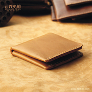 一张皮料折叠缝合而成的钱包，简约个性与众不同；容量一般，因为设计原因内