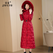 高端靓丽红色设计感羽绒服女带毛领2023冬季修身长款保暖外套
